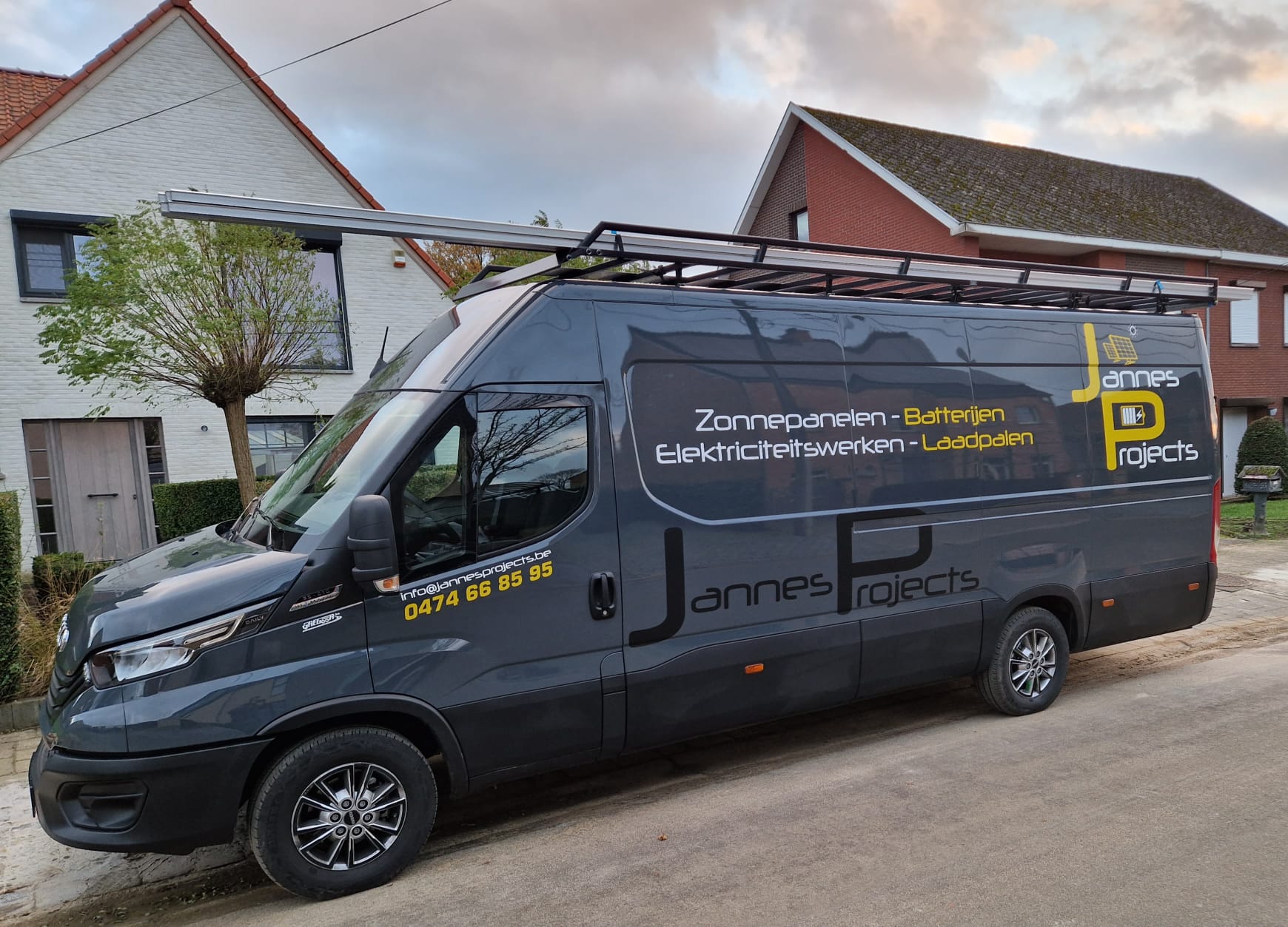 Foto van bedrijfswagen met logo erop