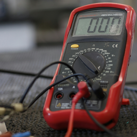 Foto van een multimeter, een toestel om elektriciteit op te meten