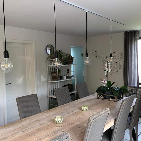 Foto van de plaatsing van lampen boven een eettafel