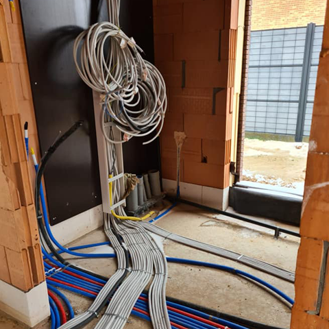 Foto van een ruwbouw waar elektriciteit is aangelegd