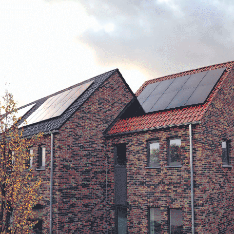 Huis met zonnepanelen erop