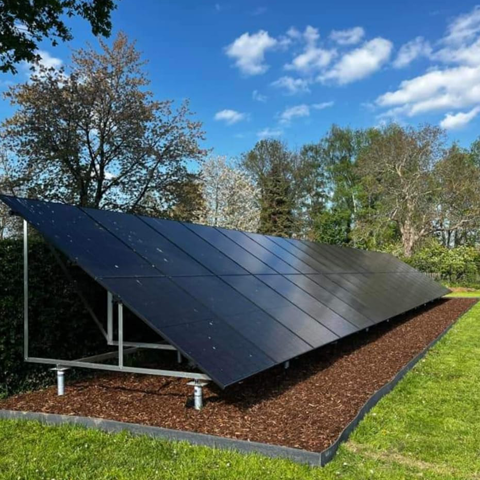 Foto van zonnepanelen die op een statief zijn geplaatst